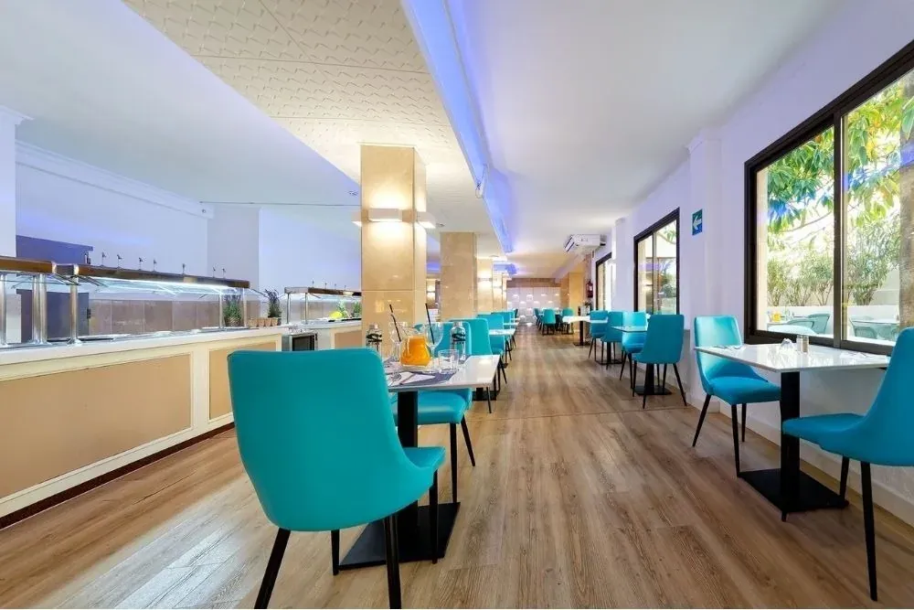 Comedor moderno R2 Verónica Beach Hotel con sillas turques y buffet.