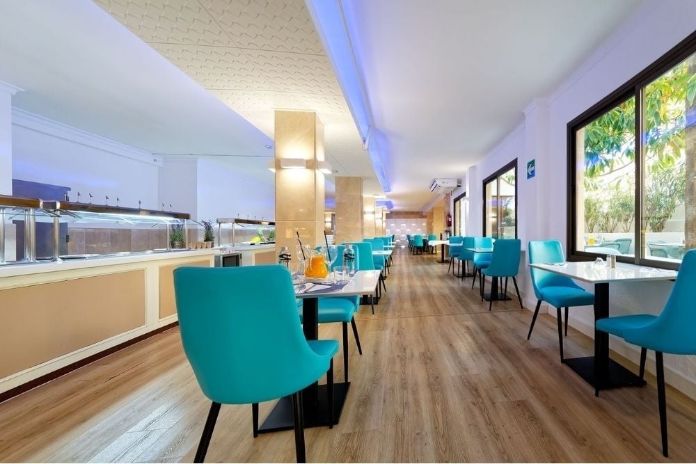 Comedor moderno R2 Verónica Beach Hotel con sillas turques y buffet.