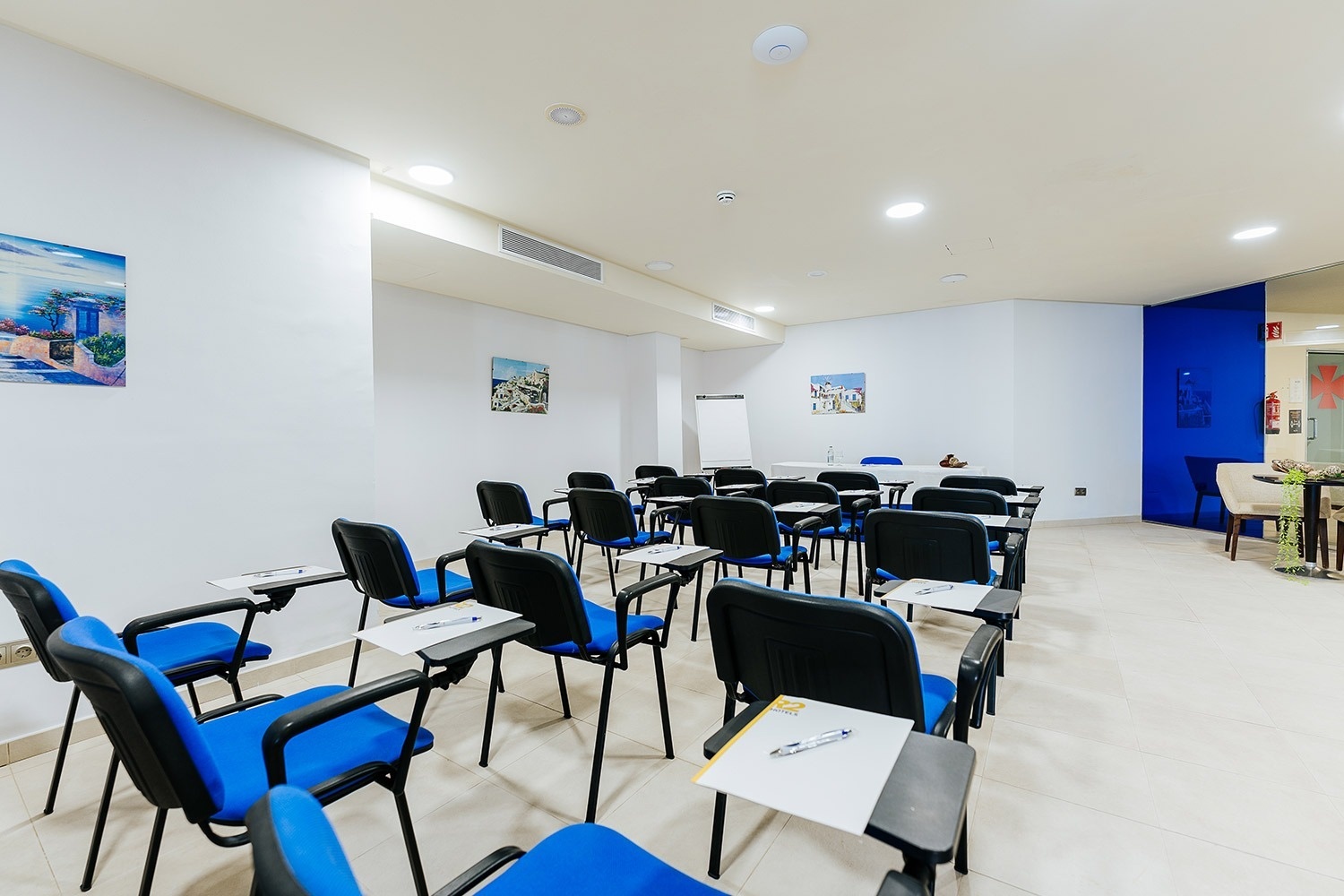 una grande piscina circondata da palme con l'oceano sullo sfondo