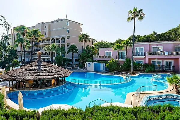 R2 Hoteles: Corporativa. Piscina con bar y tumbonas bajo palmeras.