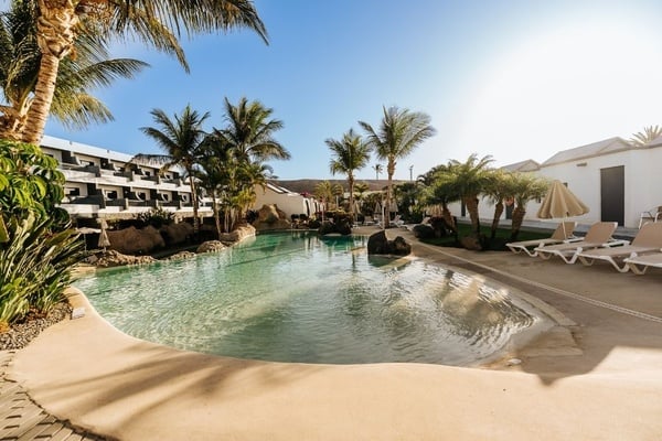 una mesa con platos y cubiertos y un mantel con peces y olas