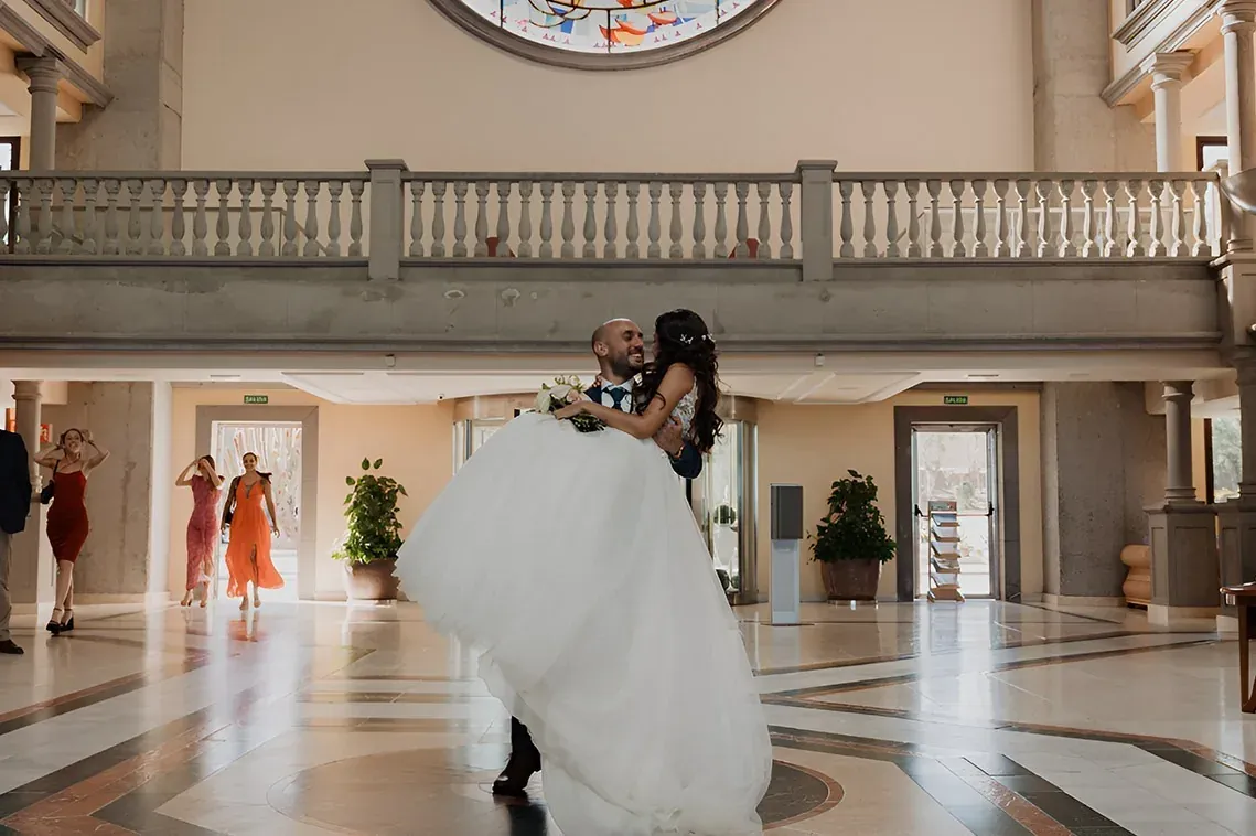 R2 Hoteles: Corporativa. Pareja recién casada celebra en el lobby con vitral.
