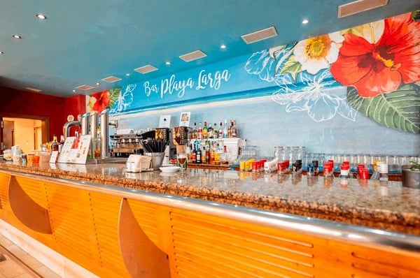 bufet z daniami spaghetti i makaronów