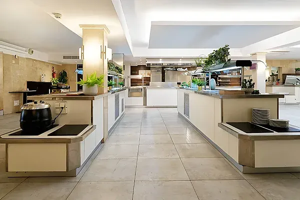 Terraza R2 Hoteles Corporativa con mobiliario exterior y sombra.