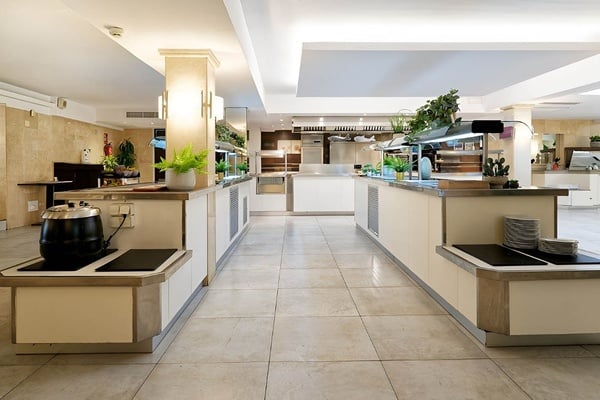 un buffet con platos de espaguetis y macarrones