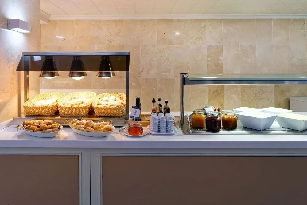 R2 Hoteles: Delicioso desayuno buffet con variada bollería y mermeladas.