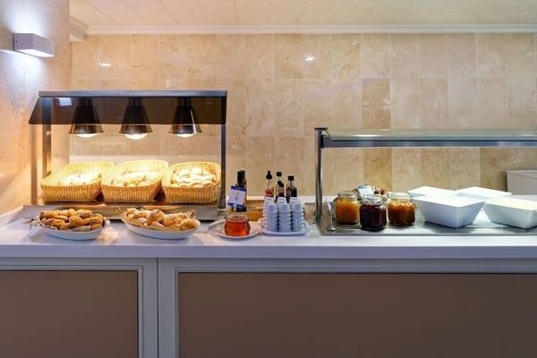 un buffet con platos de espaguetis y macarrones