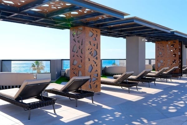 ein Konferenzraum voller Tische und Stühle