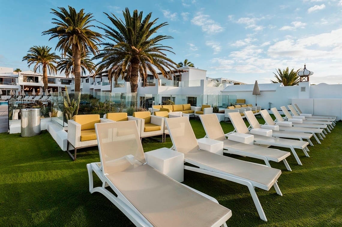 Tumbonas y sofás amarillos en R2 Bahía Kontiki Beach Apartments. Web oficial R2 Hotels.