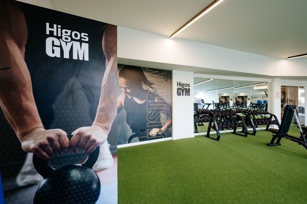 ein Konferenzraum voller Tische und Stühle