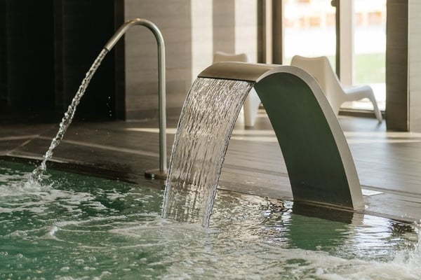 sala konferencyjna pełna stołów i krzeseł