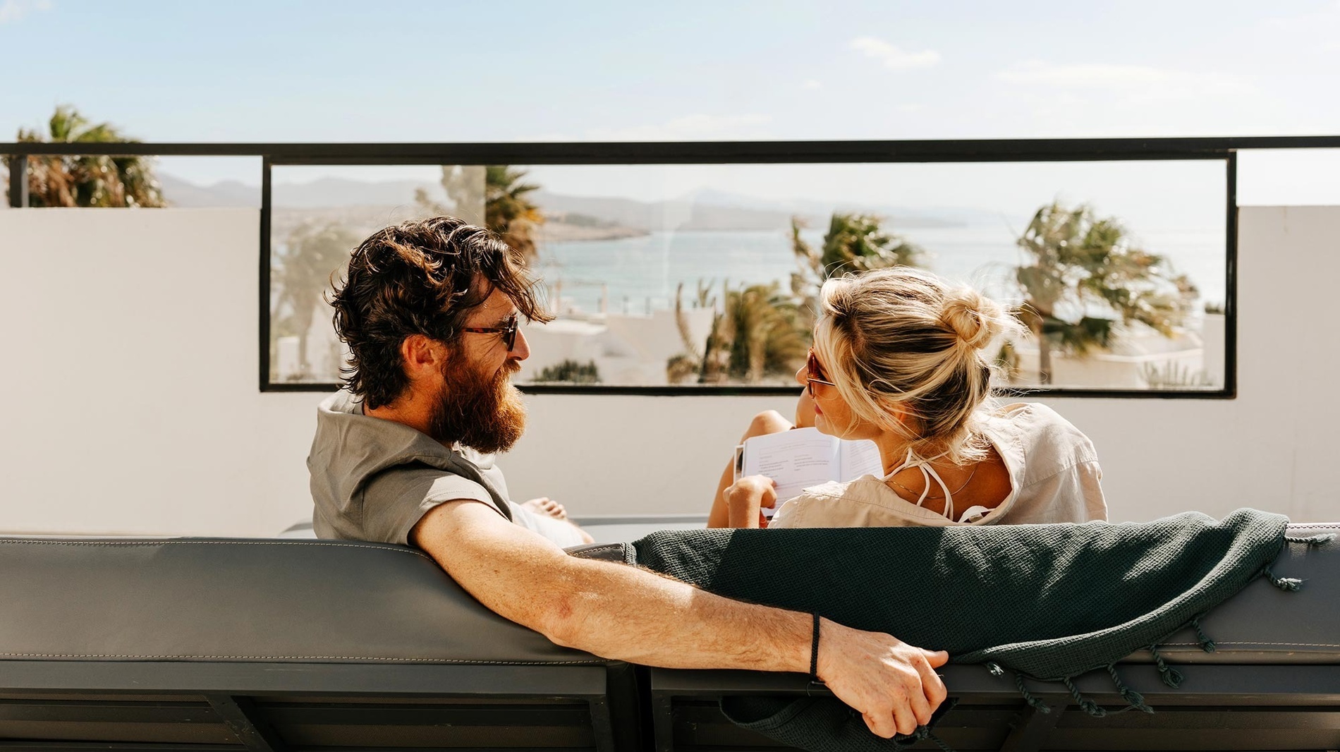 basen otoczony krzesłami i parasolami z widokiem na ocean