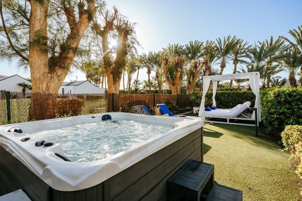 R2 Romantic Fantasia Dreams & Suites Hotel: Outdoor jacuzzi and Bali bed.