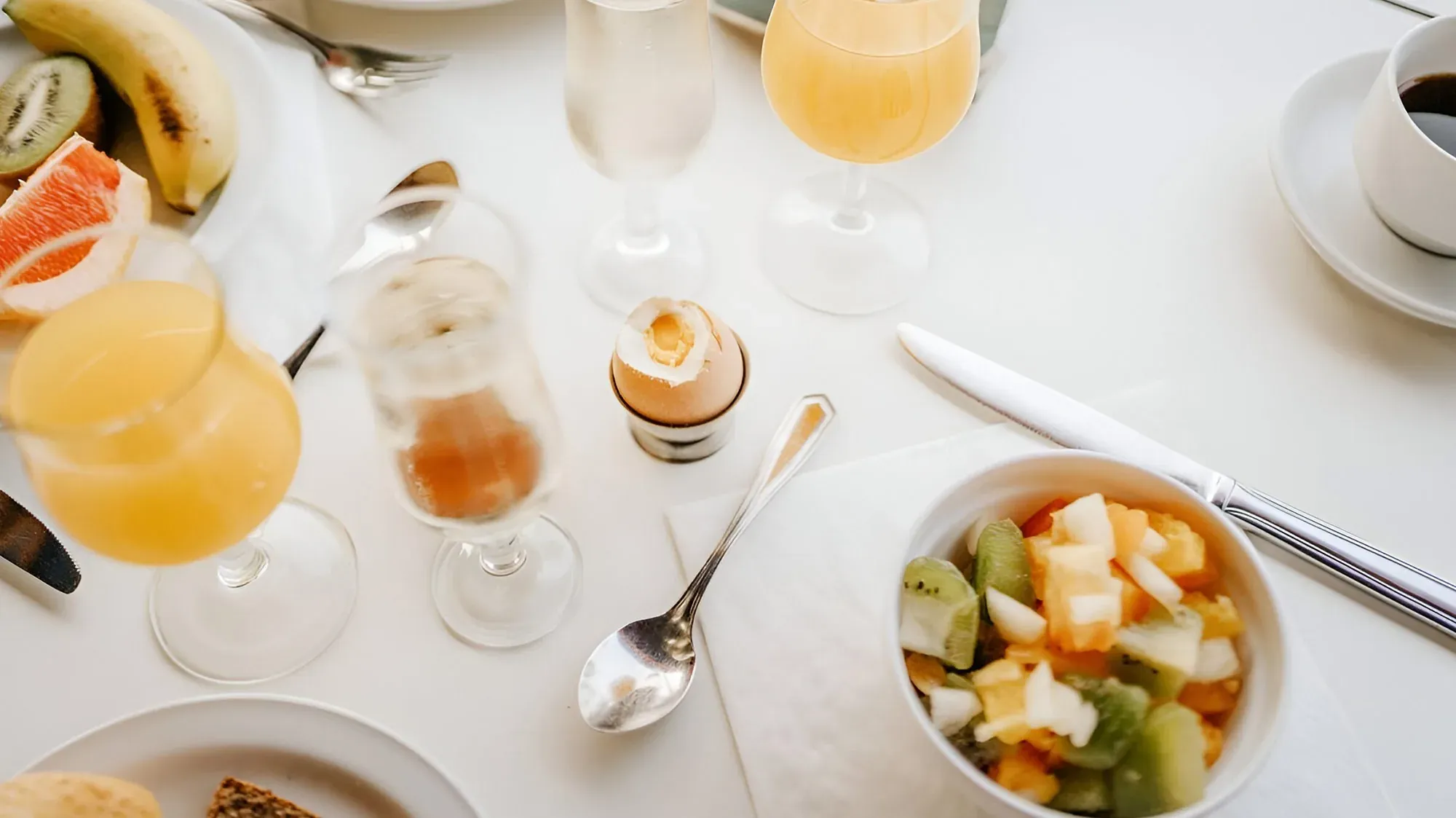 Petit déjeuner copieux : fruits frais, jus, œuf à la coque et café. Idéal pour un séjour tout compris à Fuerteventura.