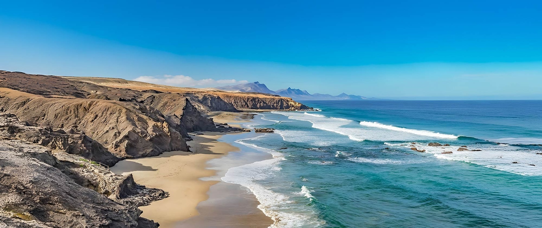 basen otoczony palmami i mostem o zachodzie słońca