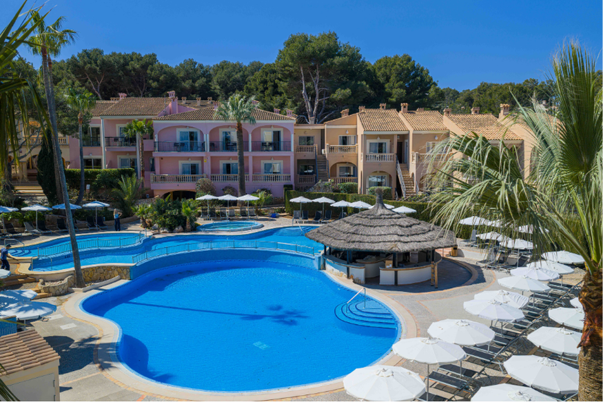 R2 Lago Playa Park | R2 Hotels: piscina y bar en complejo vacacional.