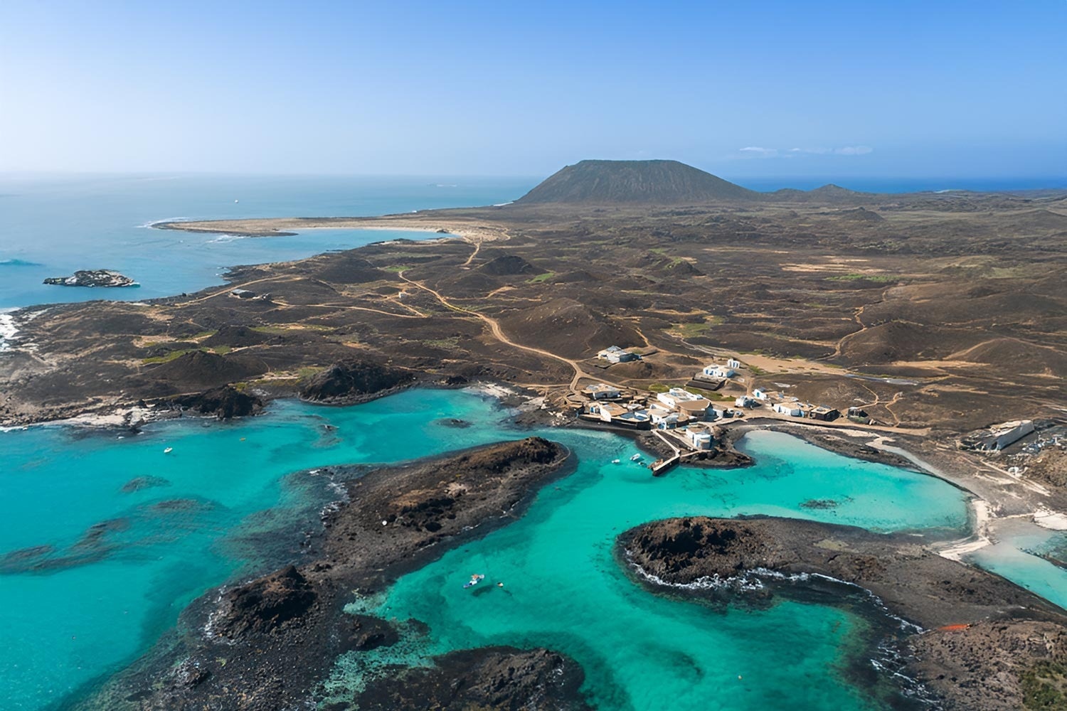 une vue aérienne d'une plage et de l'océan