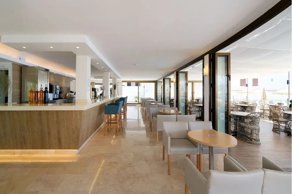 Bar corporativo R2 Hoteles: Espacio elegante con mobiliario de diseño.