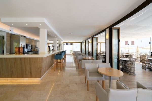 un buffet con platos de espaguetis y macarrones