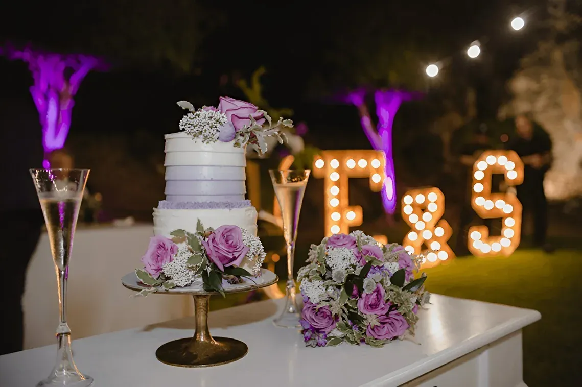 Pastel de bodas, flores y luces R2 Hoteles: Corporativa.