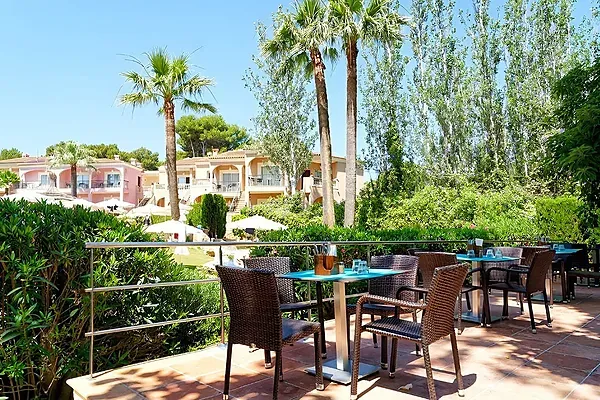 Terraza R2 Hoteles Corporativa con mobiliario exterior y sombra.