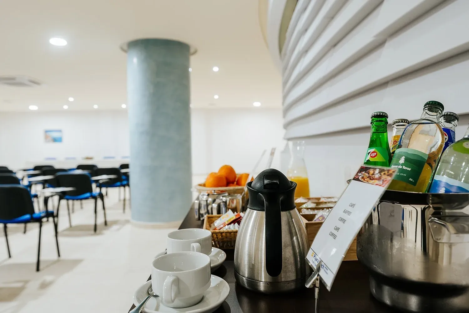 R2 Hotels: Firmen-Kaffee-Ecke mit Thermoskannen und Getränken.