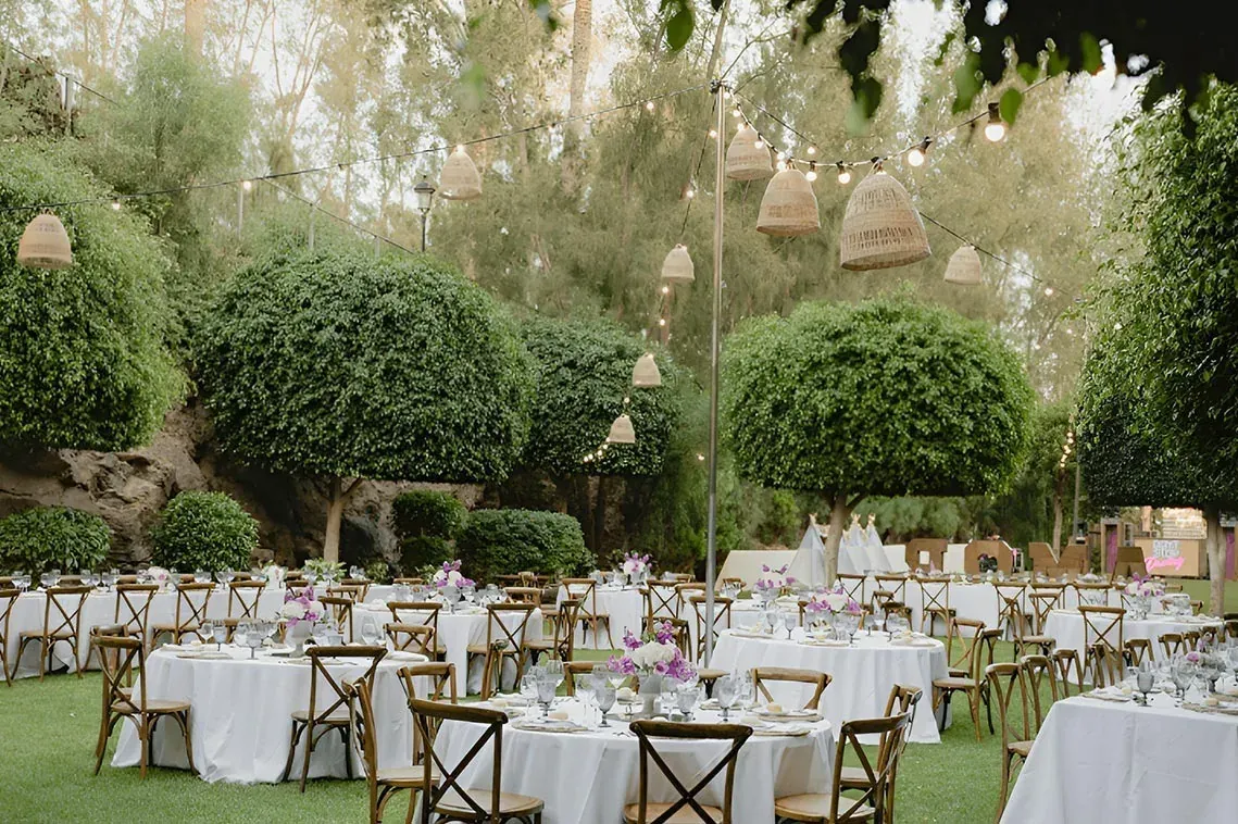 R2 Hoteles: evento corporativo al aire libre con elegante montaje de mesas.
