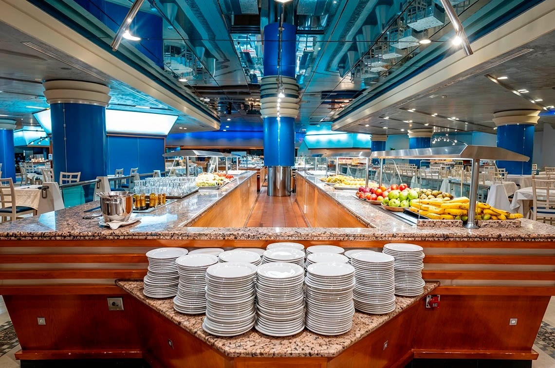 Buffet de frutas y preparación de mesas en R2 Pájara Beach Hotel & Spa.
