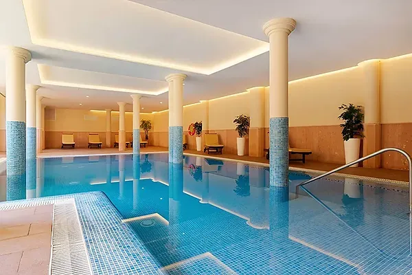 Piscina cubierta R2 Hoteles: Corporativa, ideal para relajarse y disfrutar.
