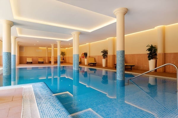 una sala de conferencias llena de mesas y sillas