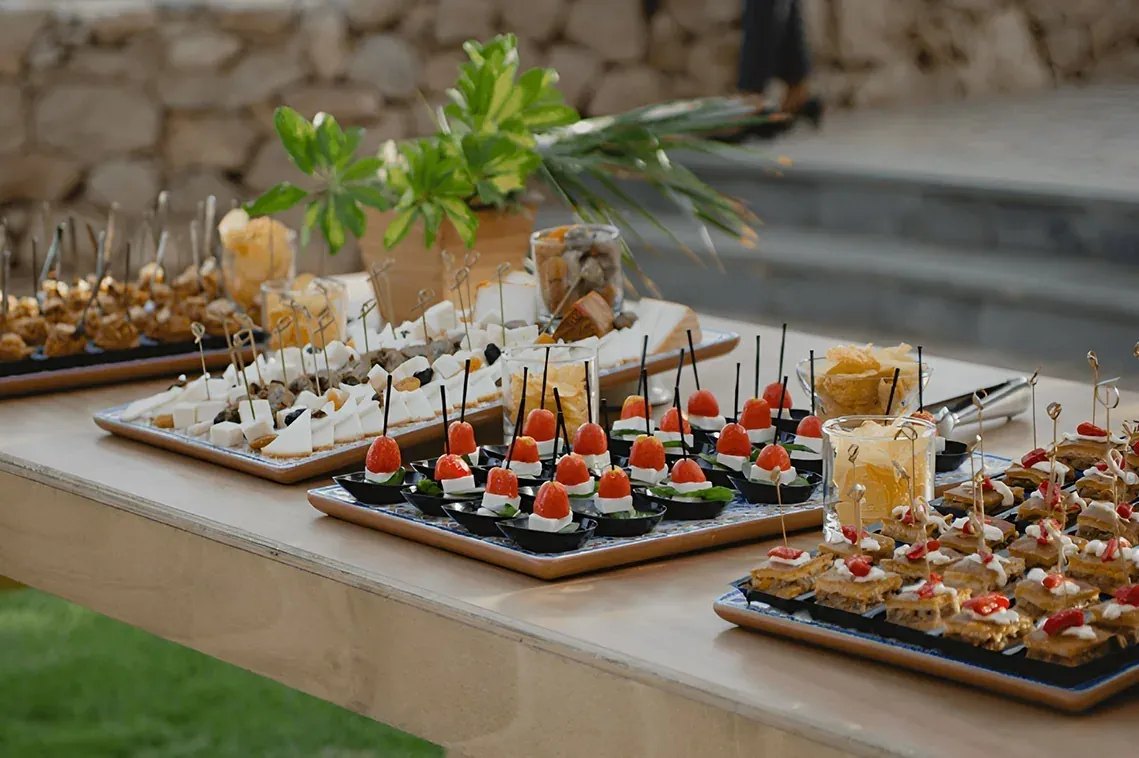 Bocadillos y quesos para evento corporativo en R2 Hoteles.