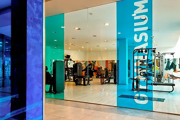 R2 Hoteles: Corporate modern gym with state-of-the-art equipment.