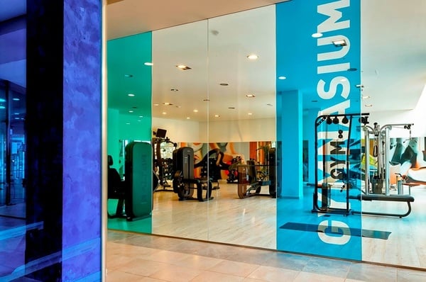 sala konferencyjna pełna stołów i krzeseł