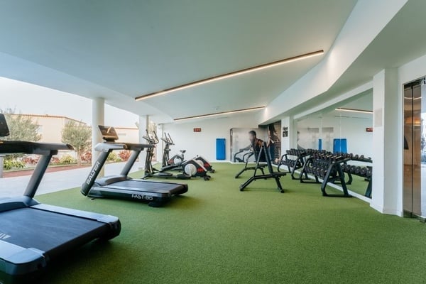 ein Konferenzraum voller Tische und Stühle