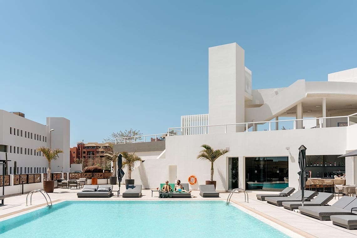 un buffet con piatti di spaghetti e maccheroni