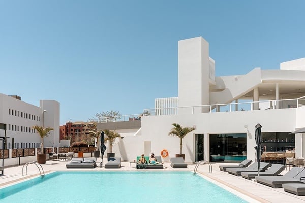 Ein Buffet mit Spaghetti- und Makkaroni-Gerichten