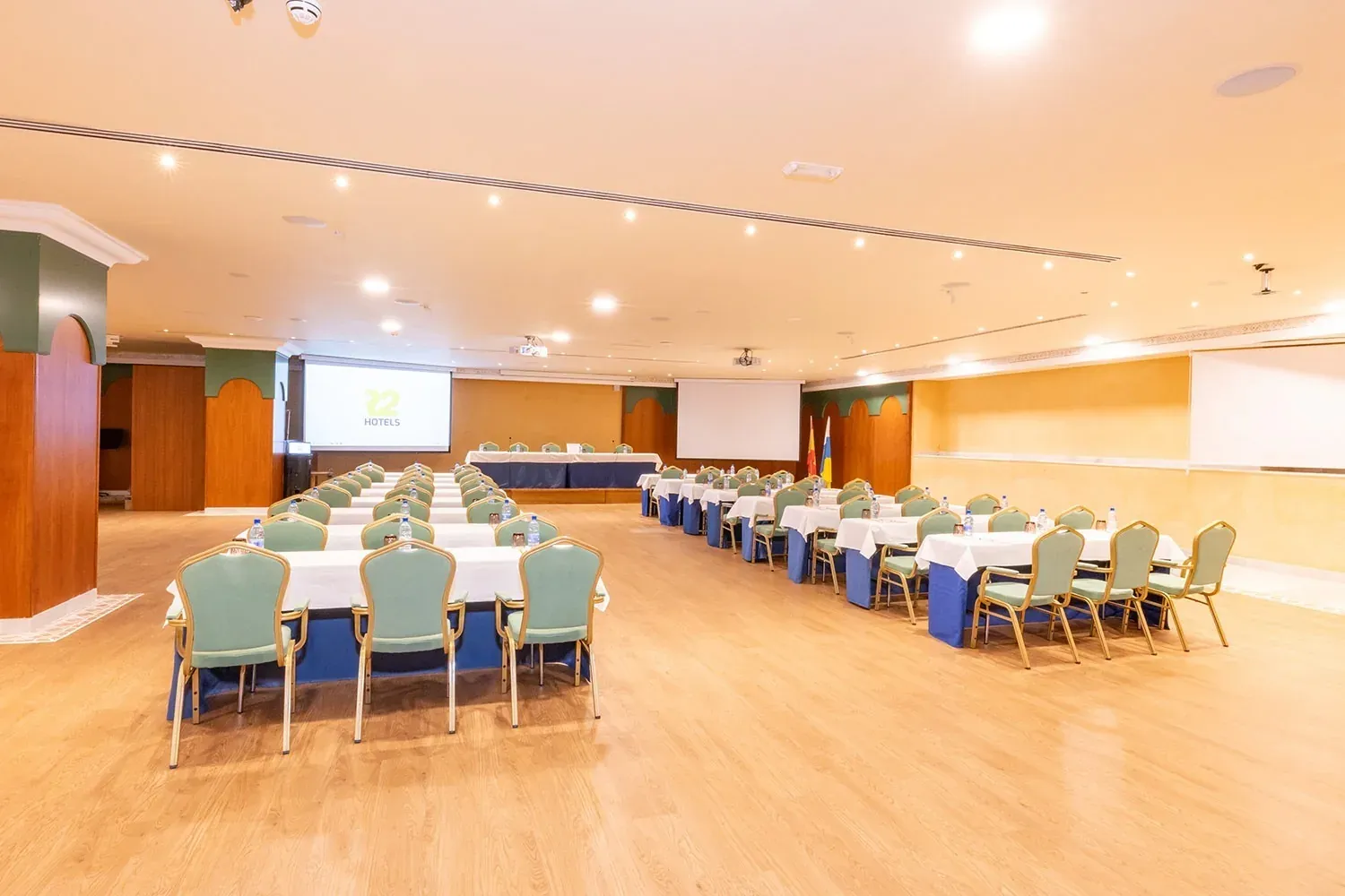 R2 Hotels Konferenzraum: geschäftlich mit Tischen und Stühlen.