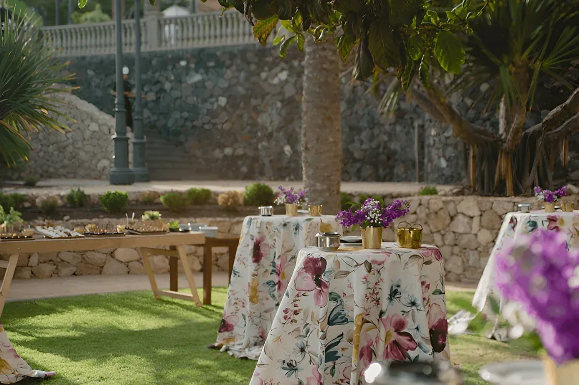 R2 Hoteles: Banquete exterior con mesas decoradas con flores.