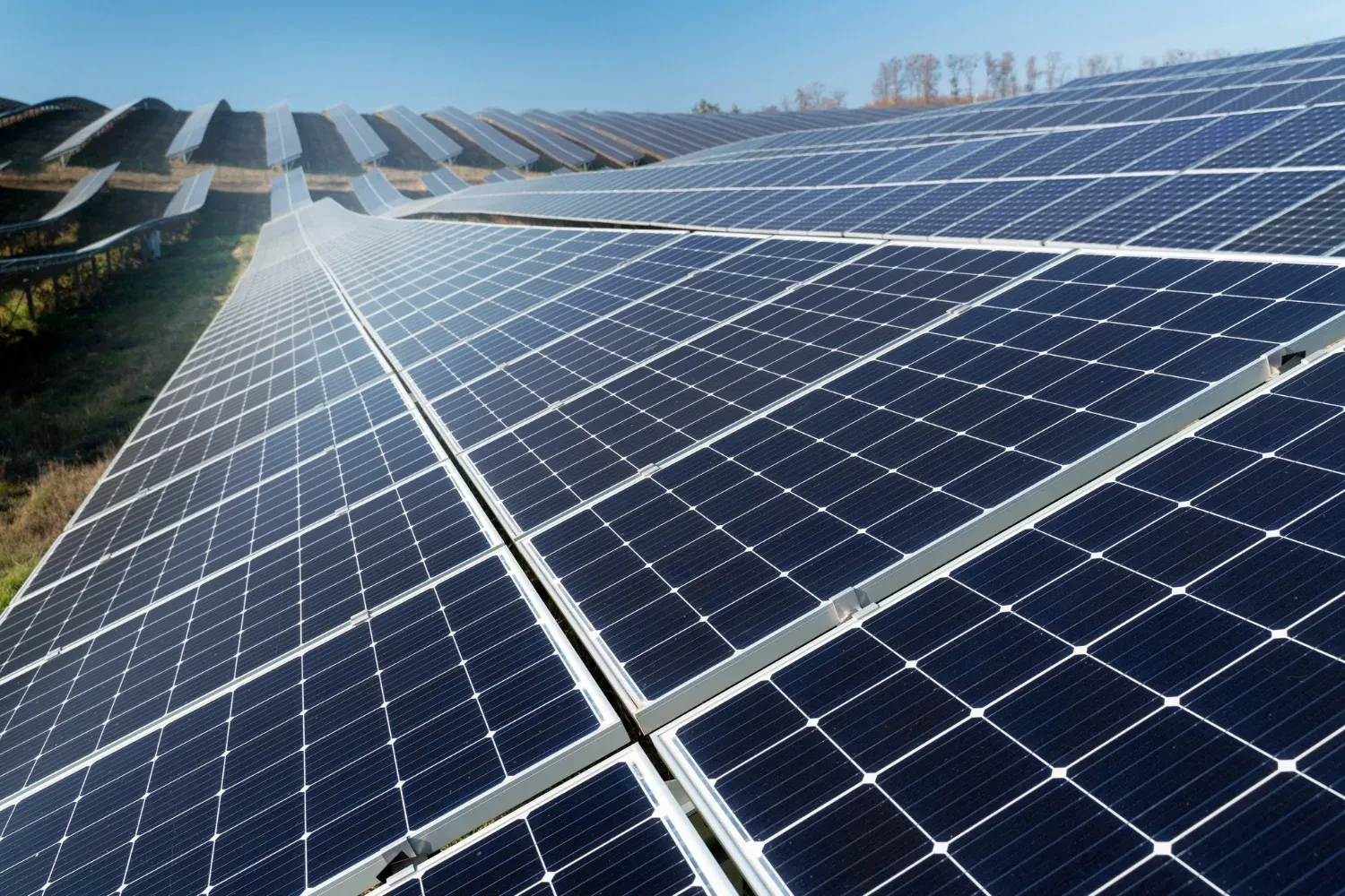 R2 Hôtels : Vue corporative de panneaux solaires, énergie propre.