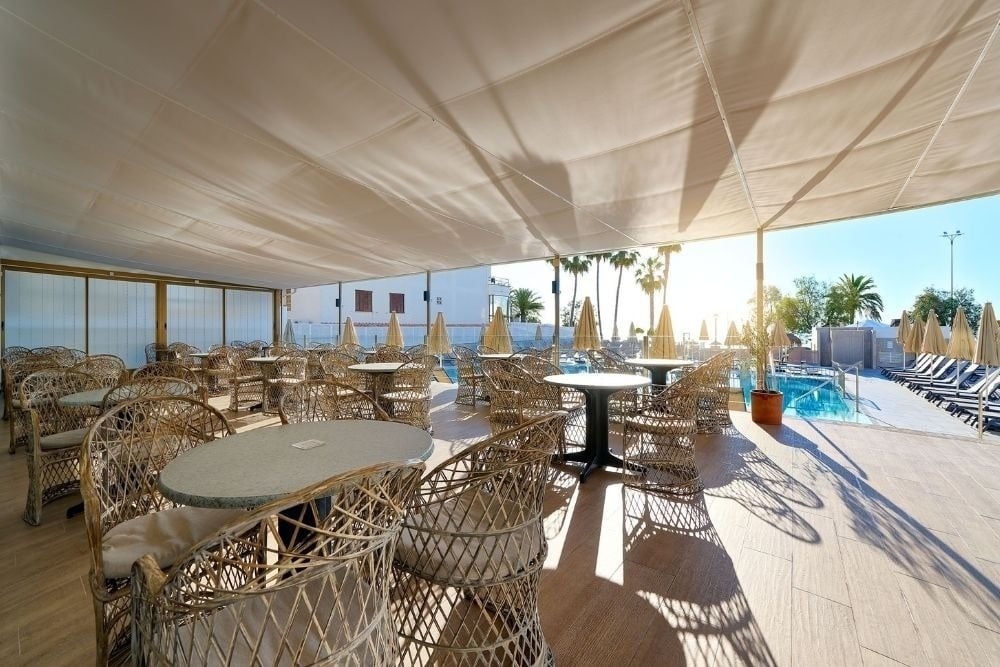 Terraza de R2 Verónica Beach Hotel con vistas a la piscina.