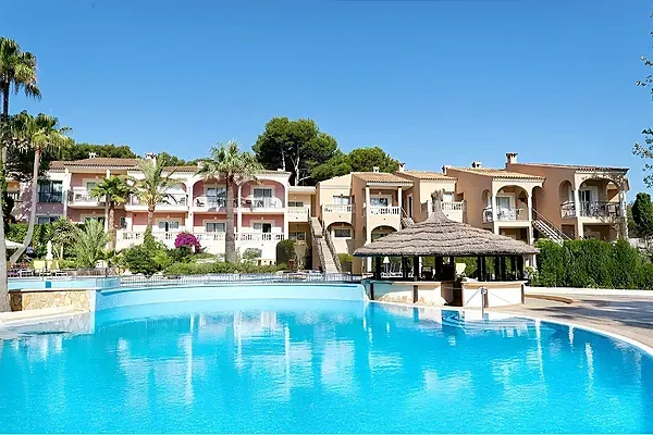 R2 Hoteles: Corporativa. Piscina con bar y tumbonas bajo palmeras.