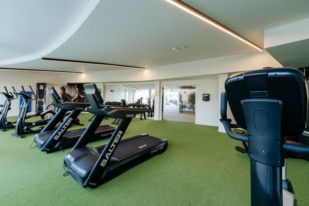 una sala conferenze piena di tavoli e sedie