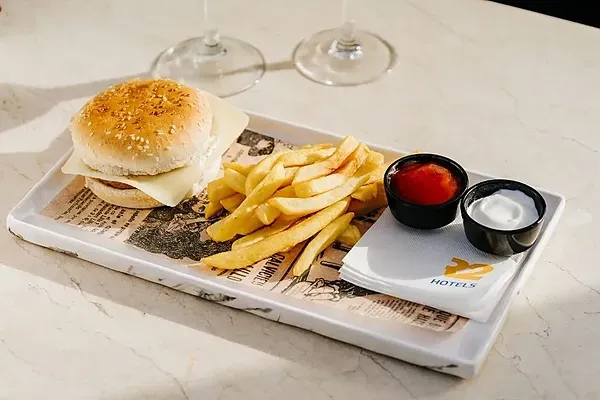 R2 Hotels: Knusprige Pommes und Zwiebelringe, ideal für Ihren Firmenaufenthalt.