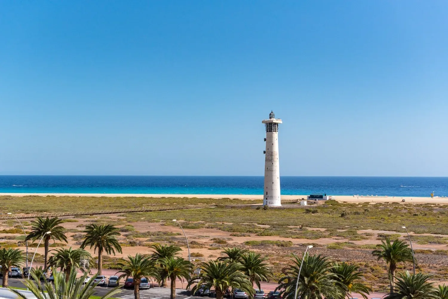 R2 Hoteles: Faro icónico en playa dorada, ideal para corporativos.