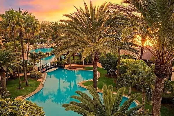 Paar entspannt sich im R2 Hoteles: Corporativa am Pool.