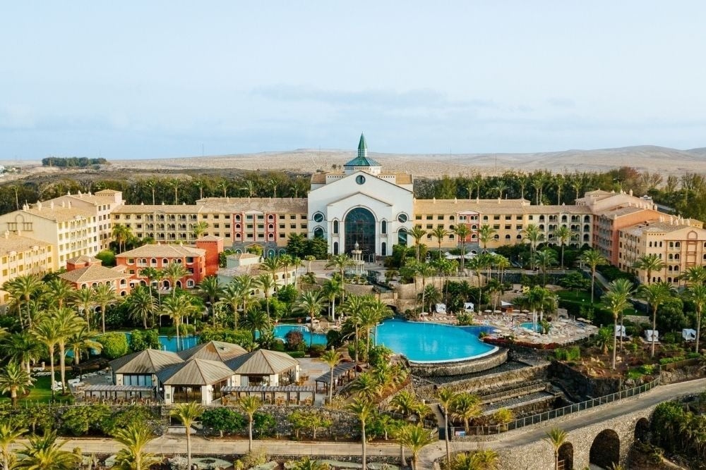R2 Río Calma Hotel Fuerteventura: Luftaufnahme des Hotels, Pools und Palmen.