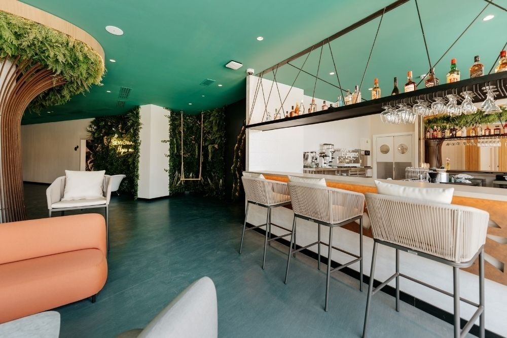 una sala conferenze piena di tavoli e sedie