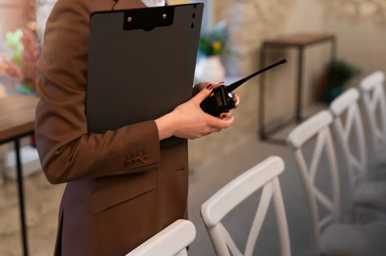 R2 Hoteles: Corporativa. Personal supervisando evento con walkie-talkie.