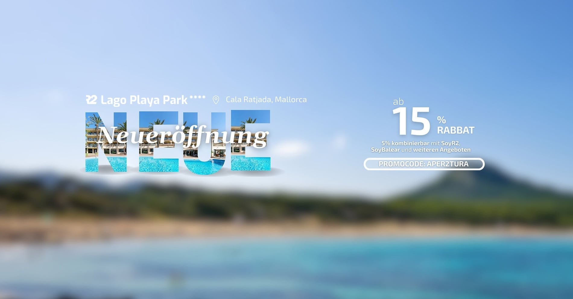 Ein Pool, umgeben von Stühlen und Sonnenschirmen mit Meerblick.