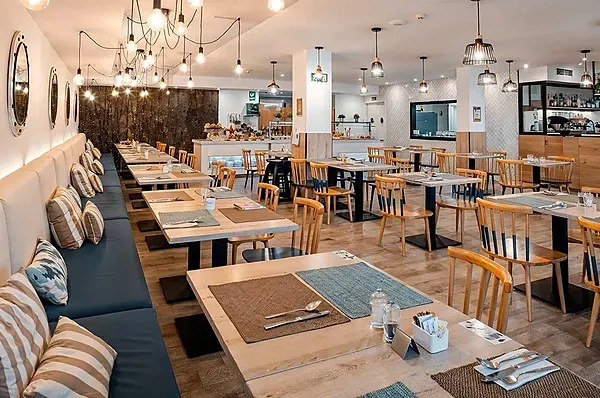 R2 Hotels: Eleganter Speisesaal mit gedeckten Tischen für Service.
